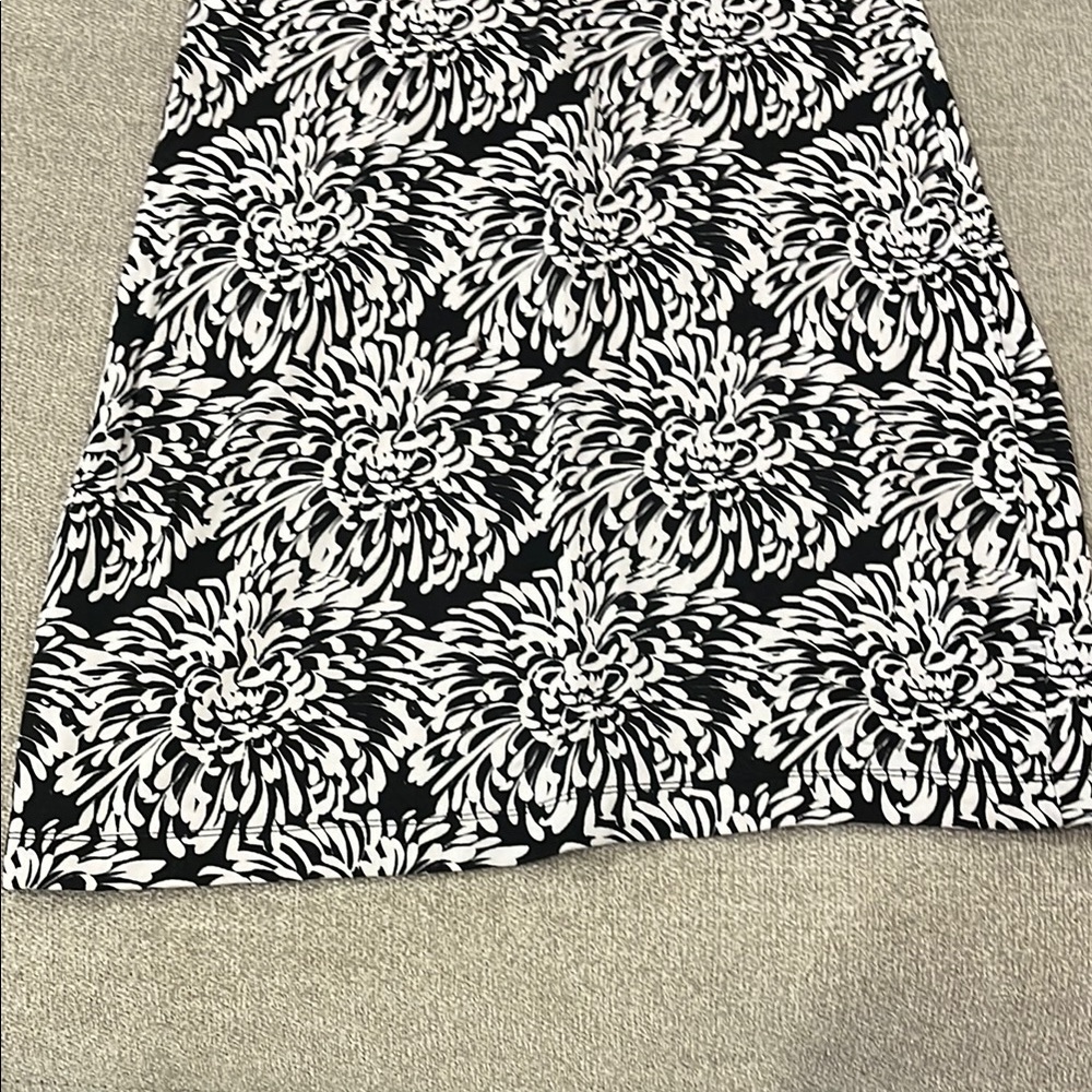 Banana Republic Black and White Mini Sheath Dress with Short Sleeves - Picture 2 of 7